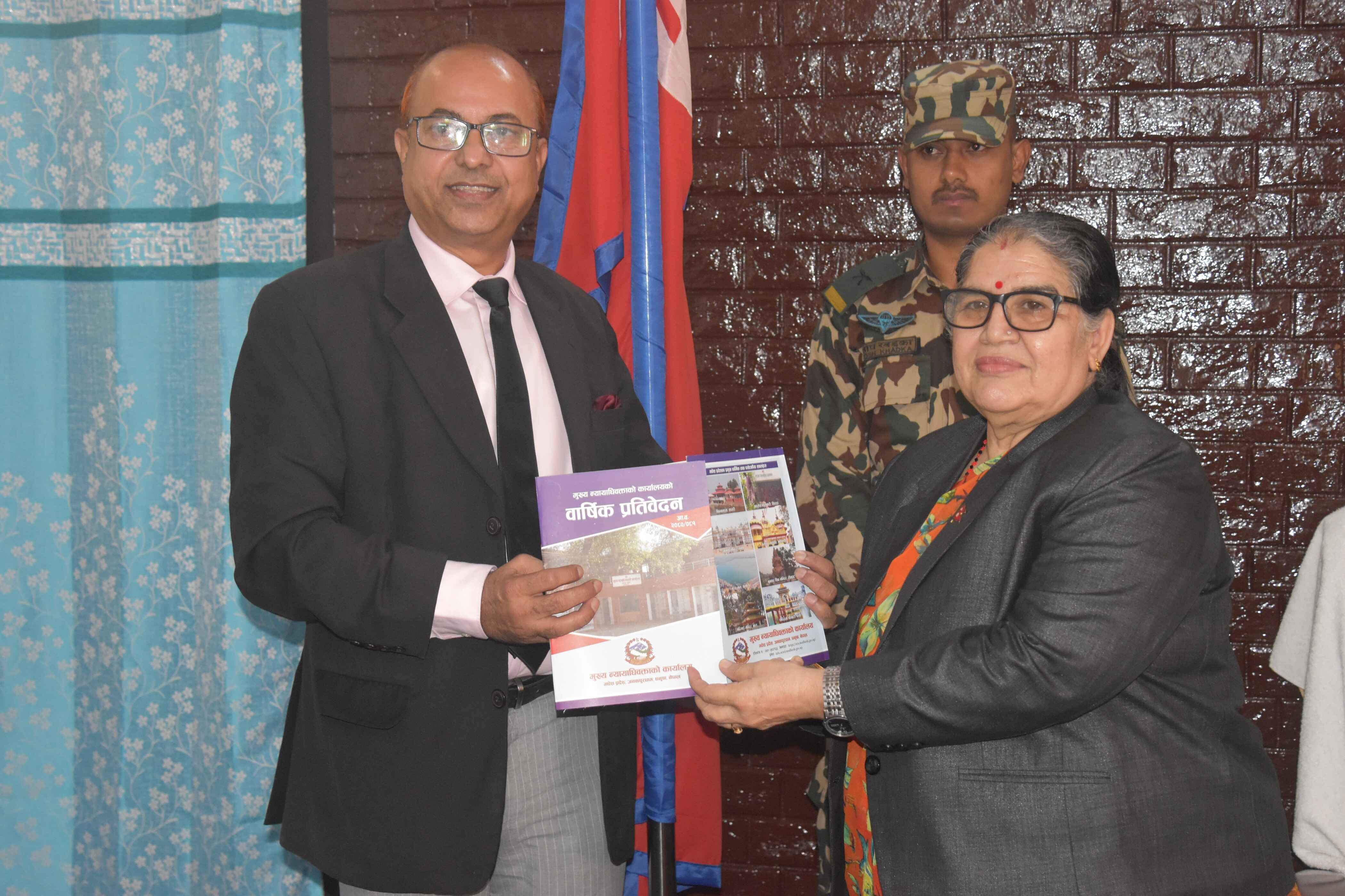 मुख्य न्यायाधिवक्ता श्री सुरेन्द्र कुमार महतोज्यूले आ.व. २०८०/८१ को वार्षिक प्रतिवेदन माननीय प्रदेश प्रमुख श्री सुमित्रा सुवेदी भण्डारीज्यू समक्ष पेश