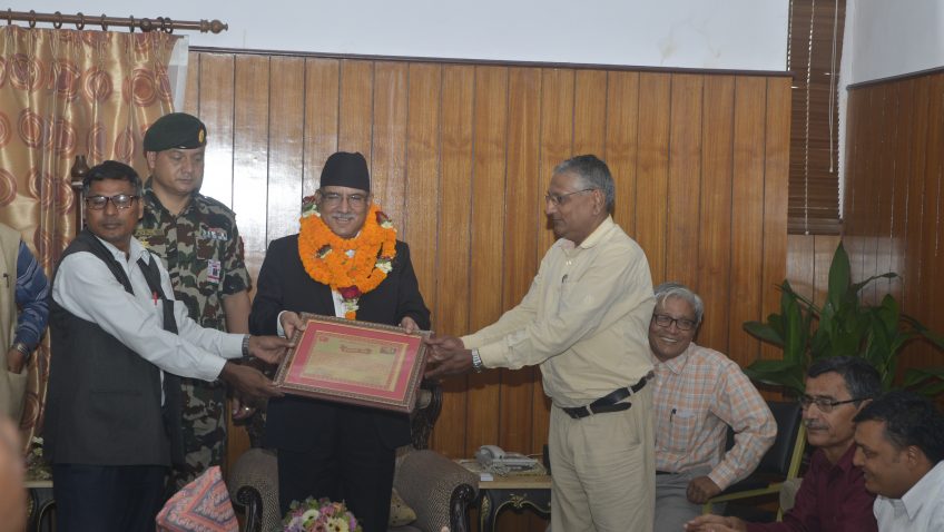 प्रधानमन्त्रीलाई चितवनबासीको सम्मान