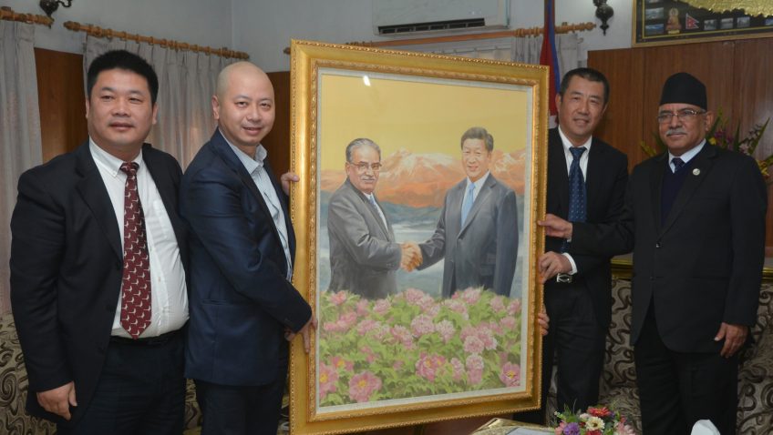 चीनिया चित्रकारद्वारा प्रचण्ड–सीको तस्वीर हस्तान्तरण
