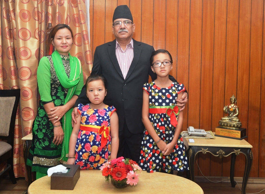 पूर्व राज्य मन्त्री खेवाका परिवारसँग प्रधानमन्त्रीको भेट