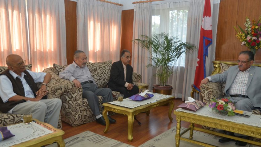 प्रधानमन्त्रीसँग अधिकारकर्मी टोलीको भेट