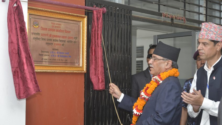 प्रधानमन्त्रीद्वारा जिल्ला प्रशासन कार्यालय चिवतनको भवन उद्घाटन