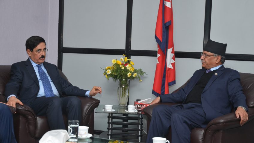 प्रधानमन्त्रीसँग युनेस्कोका उम्मेदवार डा. कवारीको भेट