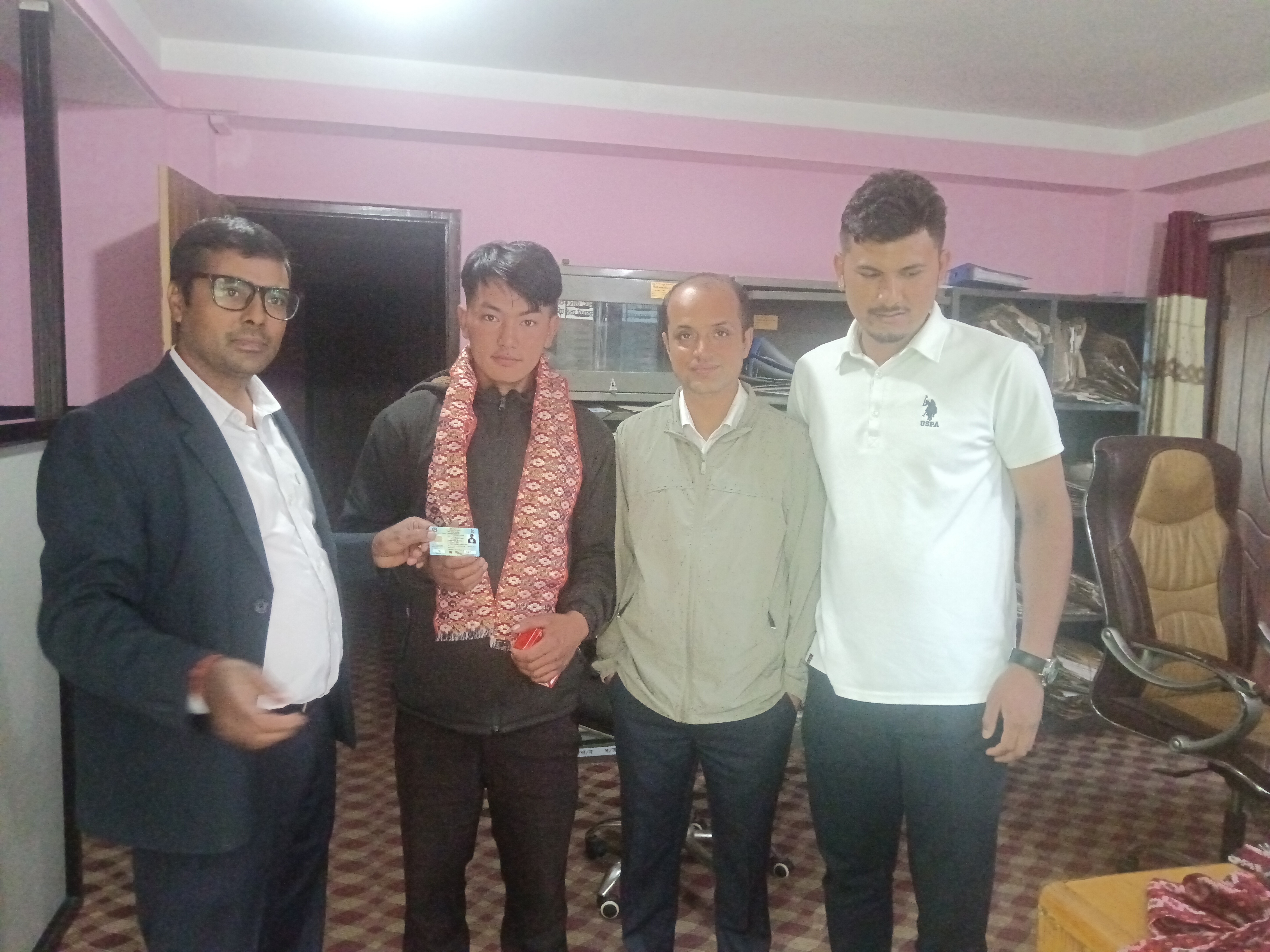 निजामति सेवा दिवसको अवसरमा पहिलो सेवाग्राहीलाई सम्मान