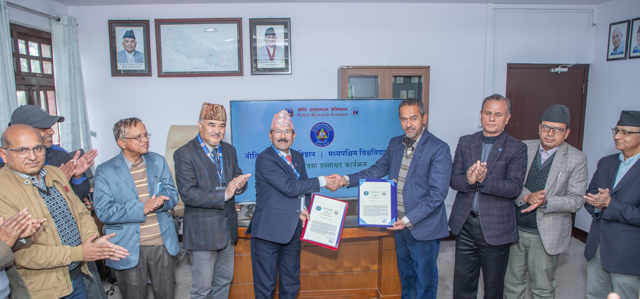 नीति अनुसन्धान प्रतिष्ठान र मध्यपश्चिम विश्वविद्यालय बिच सहयोग र सहकार्यको लागि समझदारीपत्रमा हस्ताक्षर गरिएको छ