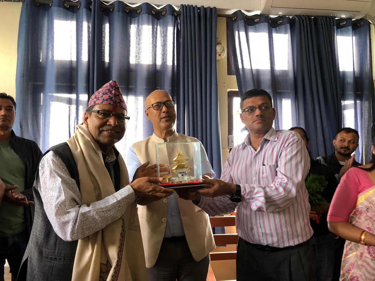 यस राष्ट्रिय किताबखाना (निजामती) बाट अनिवार्य अवकाश हुनुभएका निर्देशक श्री चण्डी प्रसाद कोइराला ज्यूको बिदाइ कार्यक्रमका झलकहरु। मिति: २०८२/०२/०९ गते