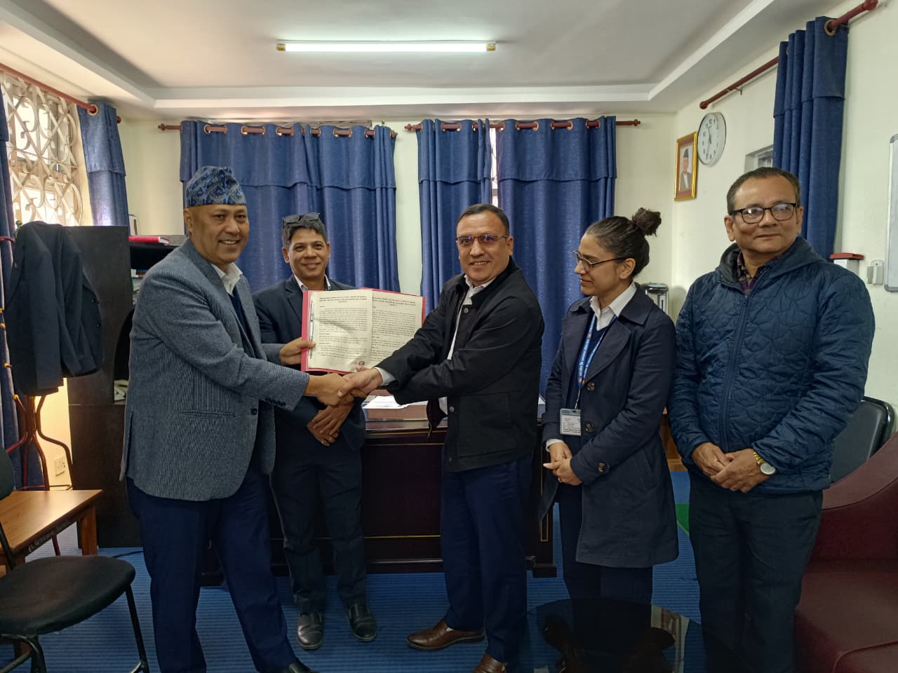 यस विभाग र सार्वजनिक वित्त व्यवस्थापन तालिम केन्द्र विच सेवा अन्तरआबद्दता गर्ने सम्बन्धमा समझदारी पत्रमा हस्ताक्षर भएको छ। मिति: २०८२/०८/०८ गते