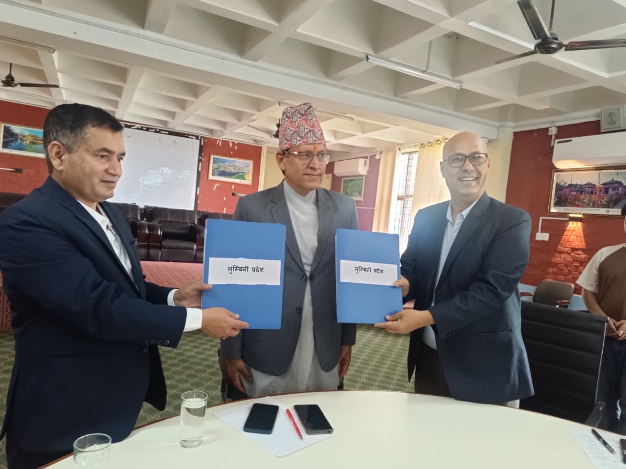लुम्बिनी प्रदेश किताबखानालाई स्थानीय तह अन्य सेवा समेतको पोर्टल हस्तान्तरणका झलकहरु मिति:२०८२/०७/१७ गते