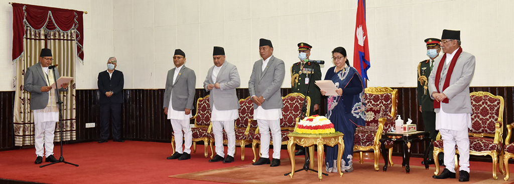सम्माननीय राष्ट्रपति श्रीमती विद्यादेवी भण्डारीज्यूसमक्ष सम्माननीय सभामुख देवराज घिमिरेज्यू सभामुख पदको पद तथा गोपनियताको सपथ गर्नुहुँदै २०७९-१०-६