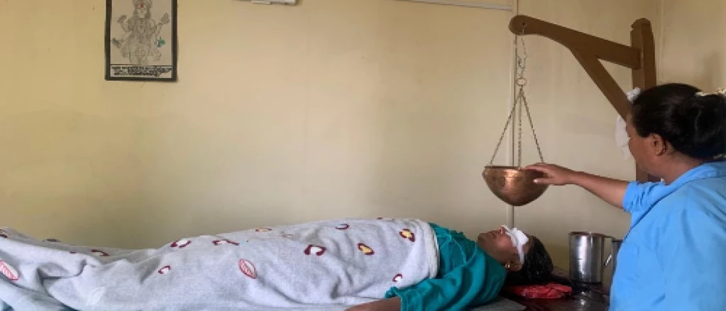जिल्ला आयुर्वेद स्वास्थ्य केन्द्र, काठमाडौैंमा शिरोधारा सेवा प्रदान गरिदै
