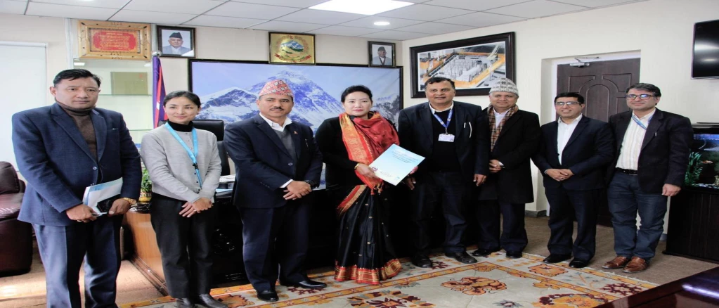 Degree of Urbanization (DEGURBA) in Nepal  नामक पुस्तक माननीय शहरी विकास मन्त्रीज्यूलाई हस्तान्तरण गर्दै