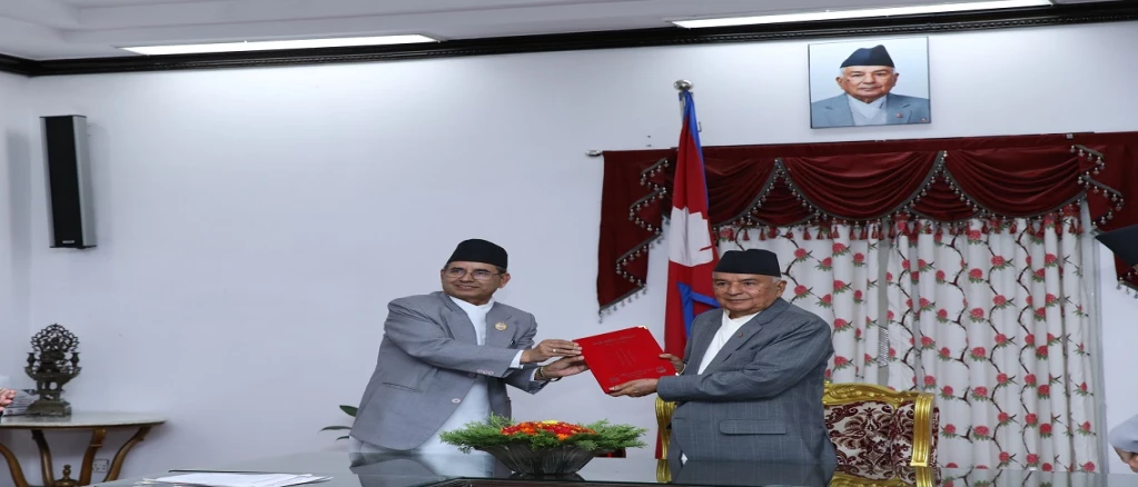 आयोगका माननीय अध्यक्ष डा. राम कृष्ण तिमल्सेनाज्यू आर्थिक वर्ष २०७९/८० को  वार्षिक प्रतिवेदन सम्माननीय राष्ट्रपतिज्यूसमक्ष पेश गर्नु हुँदै ।
