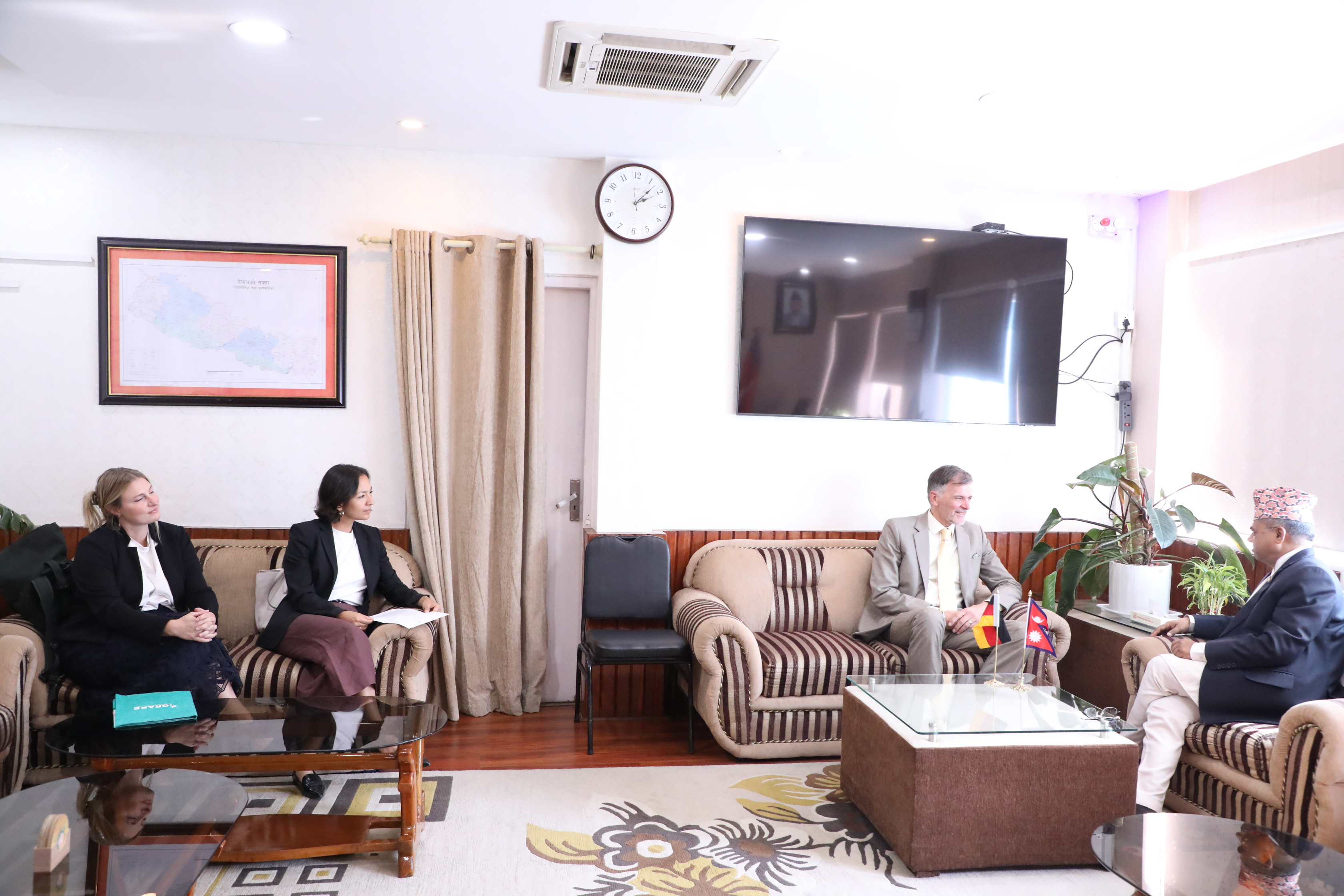 माननीय मन्त्री श्री अनिलकुमार सिन्हा र नेपालका लागि जर्मन राजदुत बीच शिष्टाचार भेटवार्ता।