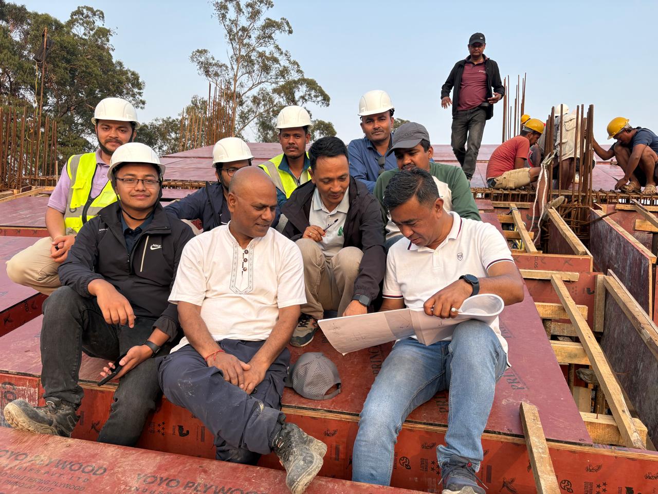 क‍ीर्तिपुर क्रिकेट मैदानमा अन्तर्राष्ट्रिय मापदण्ड अनुरुप प्यारापिड निर्माण कार्यको कार्यालय र परामर्शदाताबाट साइट निरीक्षण ।