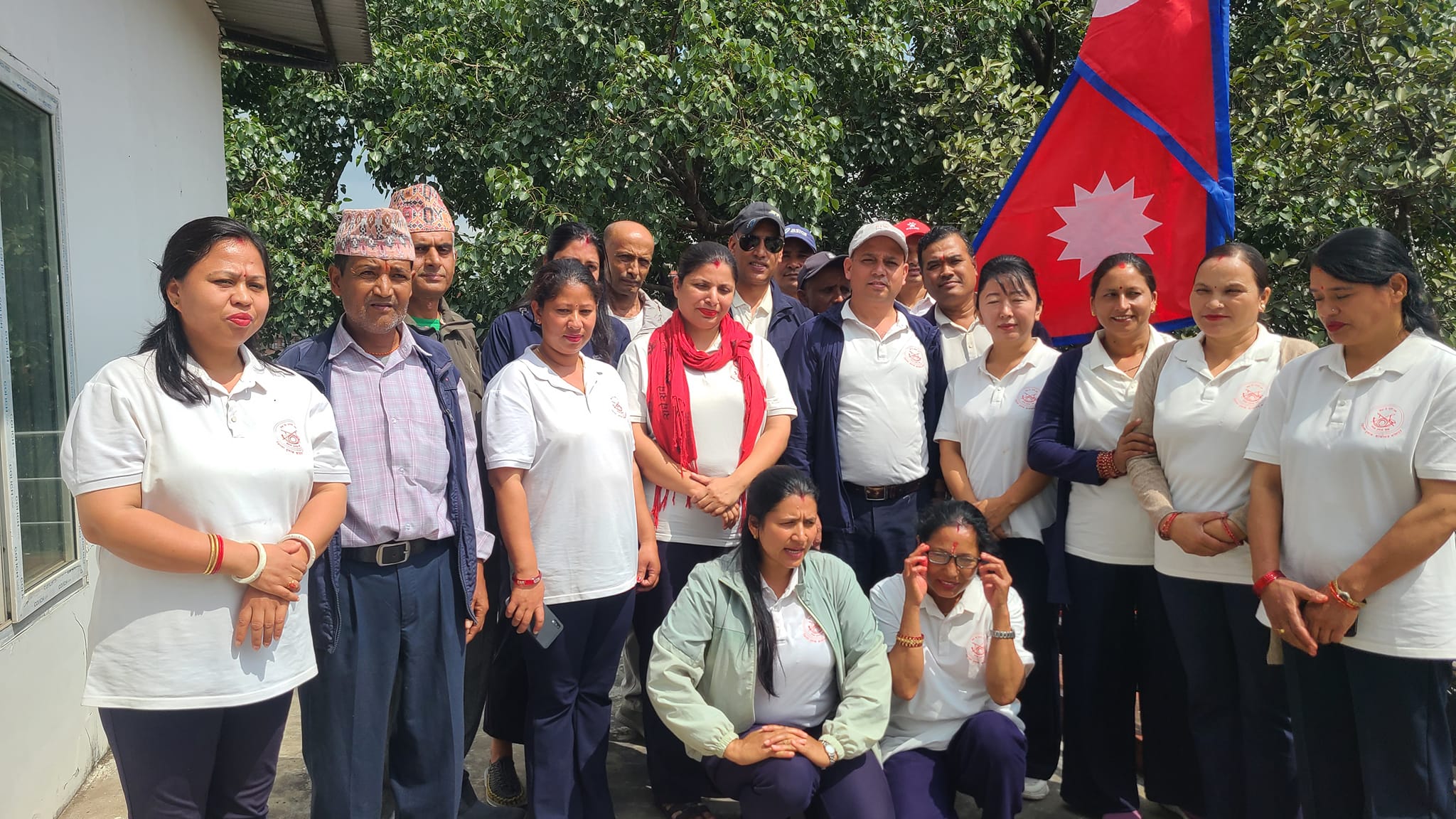 १५० औं विश्व हुलाक दिवसमा कार्यालयमा नयाँ राष्‍ट्रिय झण्डा फेर्नु अघि सामुहिक तस्बिर