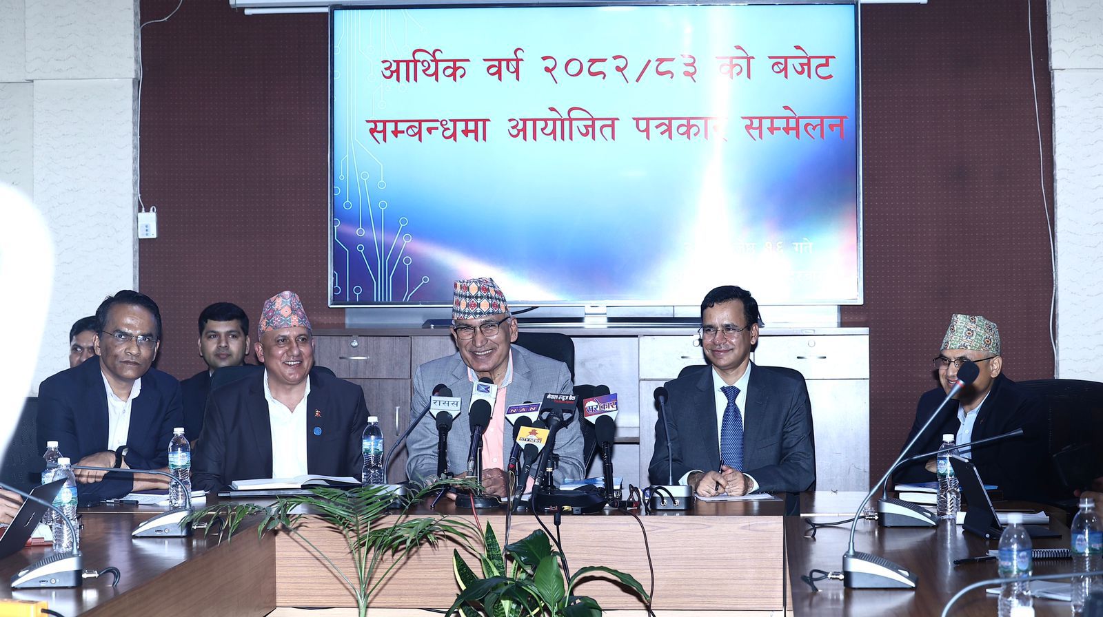आर्थिक वर्ष २०८२/८३ को बजेट सम्बन्धी अर्थ मन्त्रालयमा आयोजित पत्रकार सम्मेलन ।
