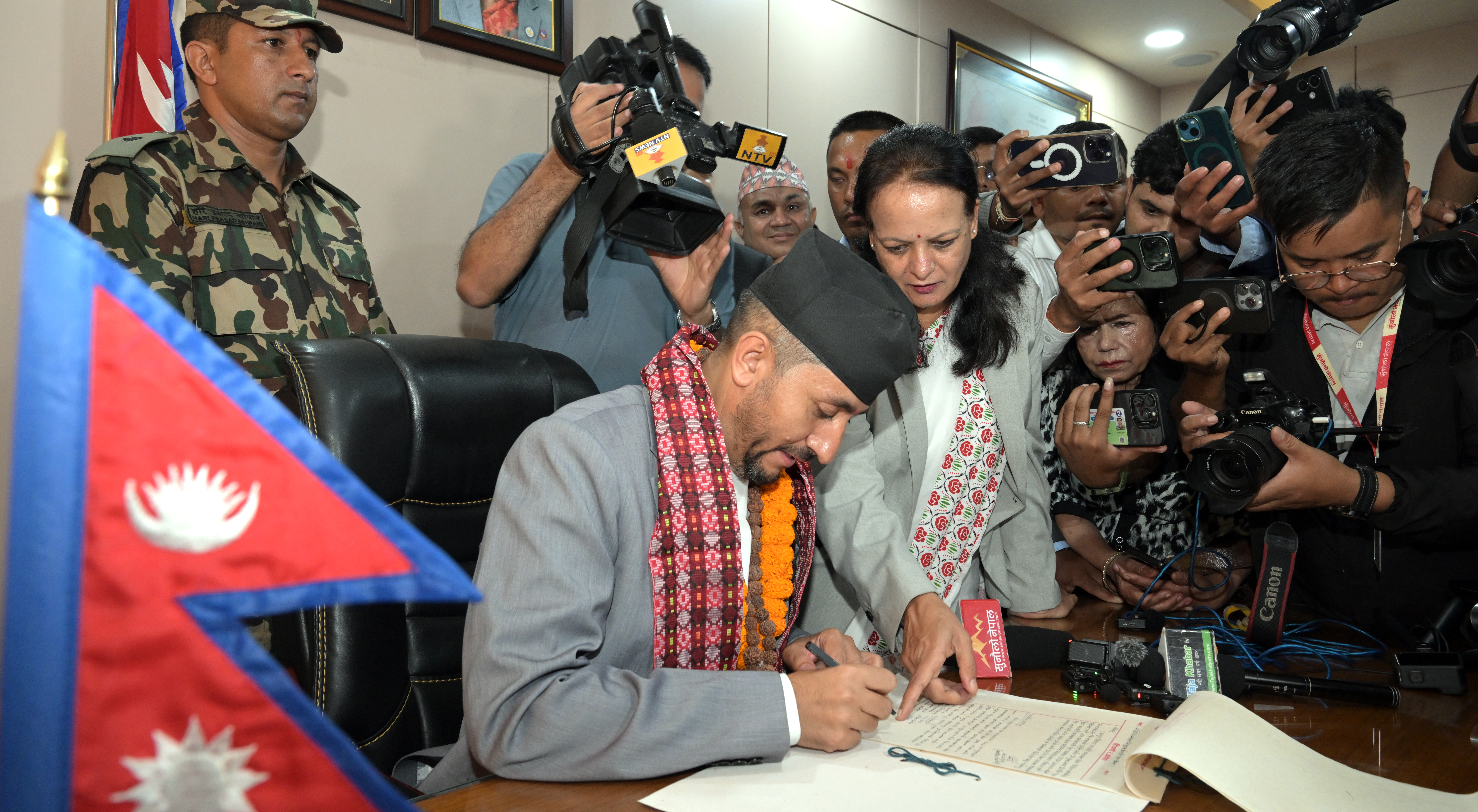 नवनियुक्त माननीय सञ्चार तथा सूचना प्रविधि मन्त्री श्री जगदीश खरेलज्यू पदभार ग्रहण गर्नुहुँदै, २०८२-०६-०६