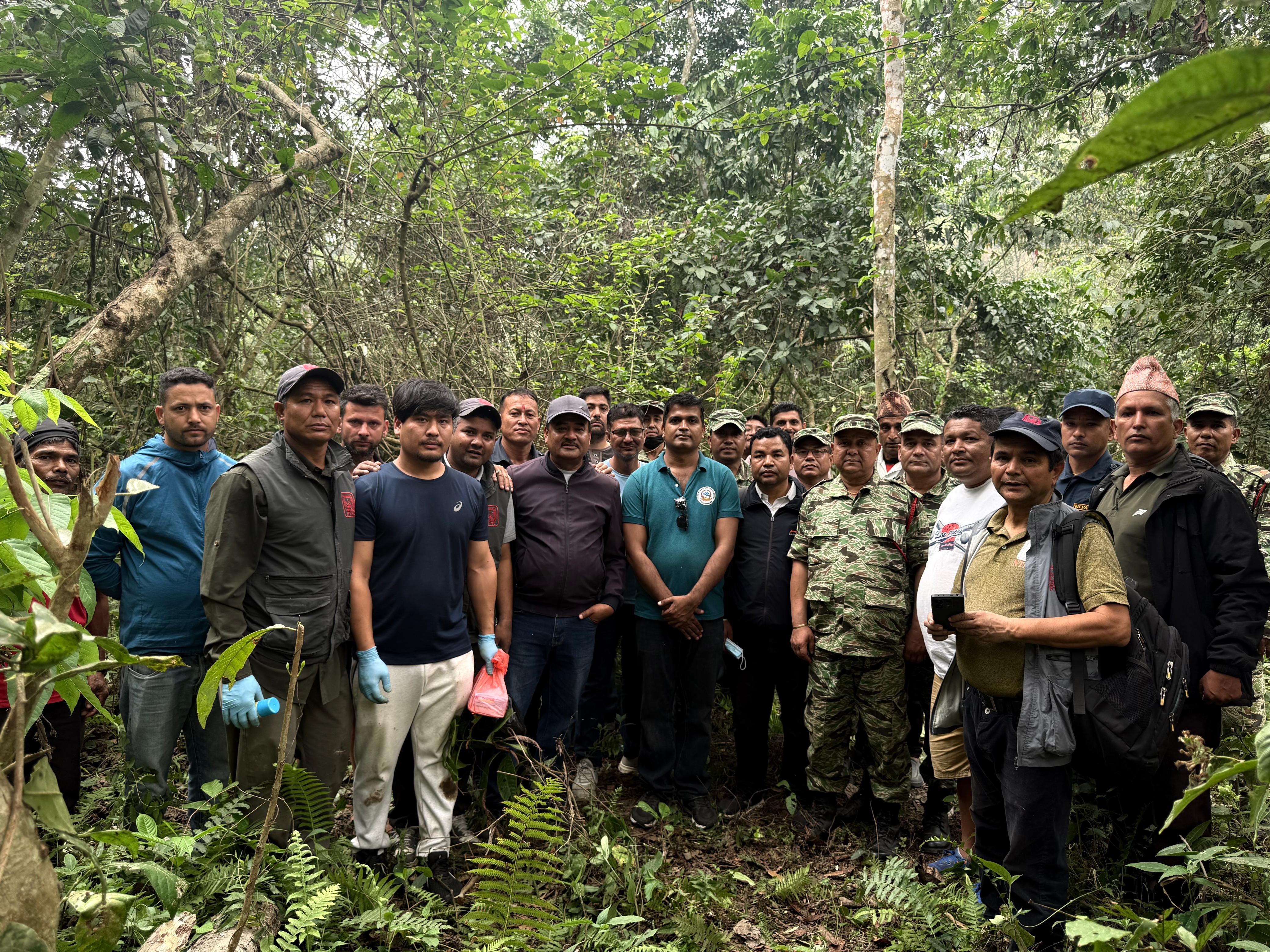घाइते जंगली हात्तीको उपचारमा वनमै डिभिजनल वन अधिकृत लगाएतको टोली
