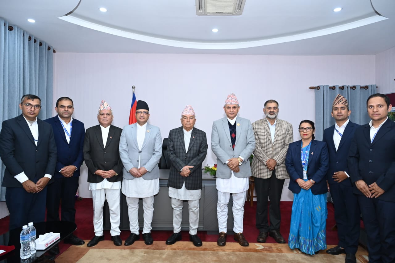 सम्माननीय राष्ट्रपति रामचन्द्र पौडेल समक्ष आयोगको आ.व. २०८१/८२ को वार्षिक प्रतिवेदन प्रस्तुत पश्चात् कैद गरिएको तस्बीर।