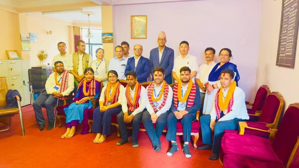 कार्यालयमा नवनियुक्त कर्मचारीहरुको स्वागत कार्यक्रमपछि सामूहिक तस्बिर