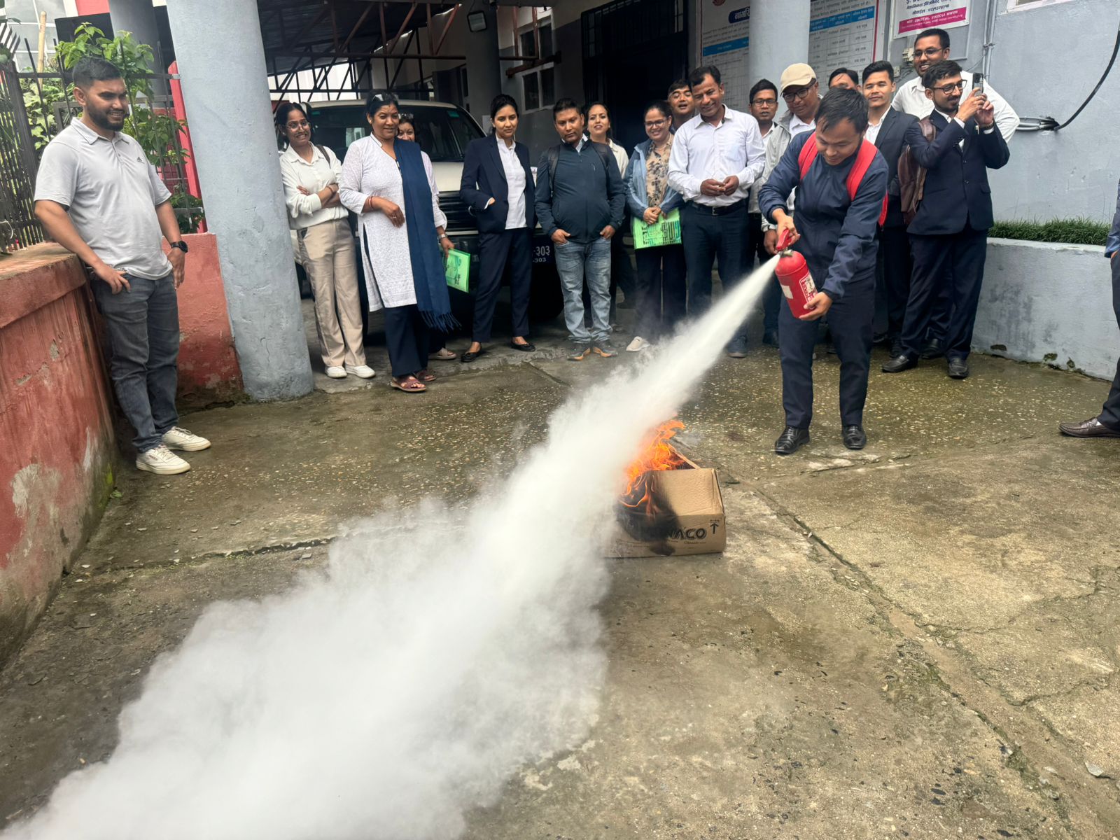 सरकारी कर्मचारीहरुलाई कार्यालयमा एर्गोनोमिक्स तथा सुरक्षित कार्य अभ्यास सम्बन्धी प्रशिक्षण पश्चात आगलागी हुँदा Fire extinguisher को अभ्यास